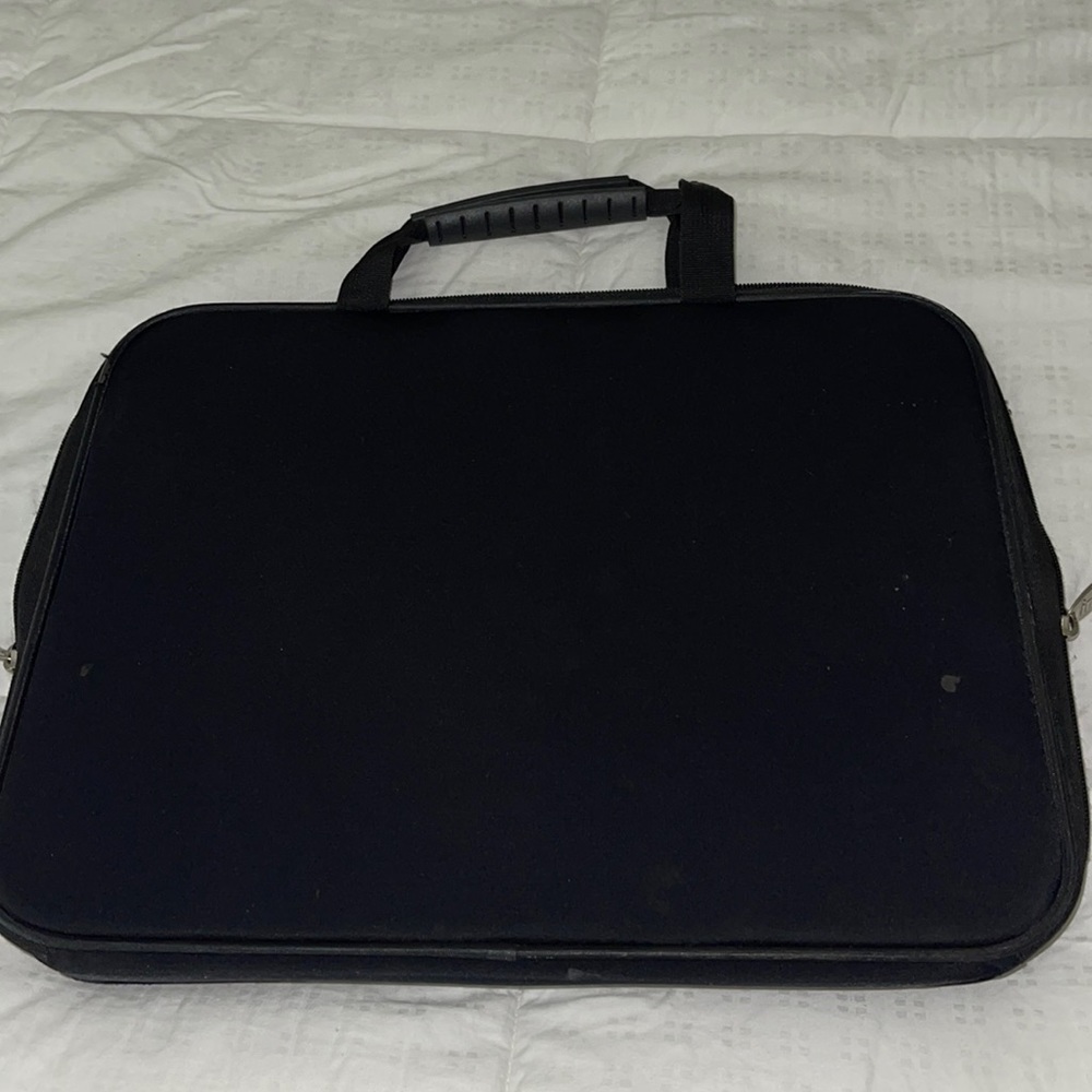 Init black laptop bag
